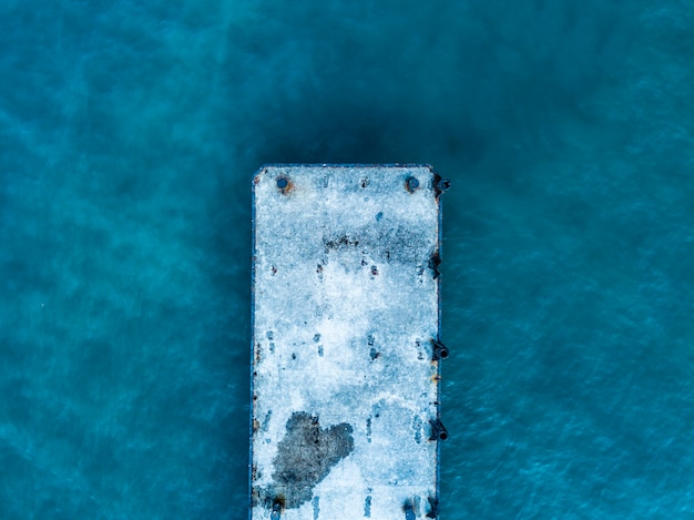 Bouchent la vue aérienne de la conception de l&#39;océan isolé jetée mer jetée