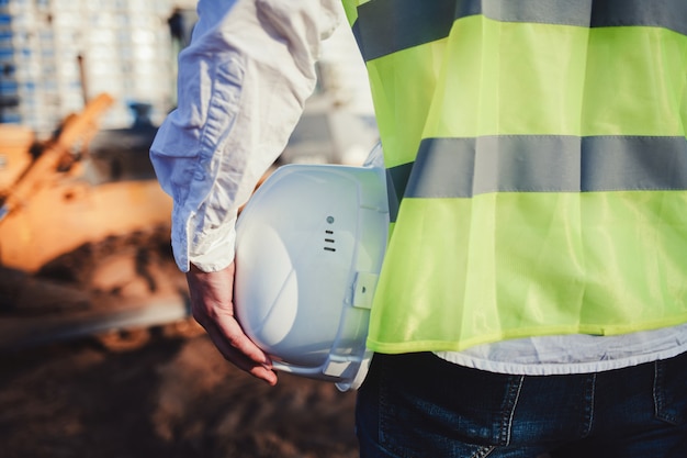 Bouchent la vue arrière du travailleur de la construction masculin