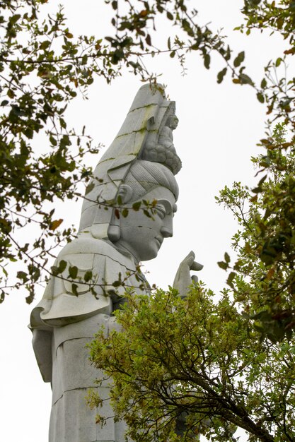 Bouchent la vue d&#39;une belle statue de Bouddha sur un parc.