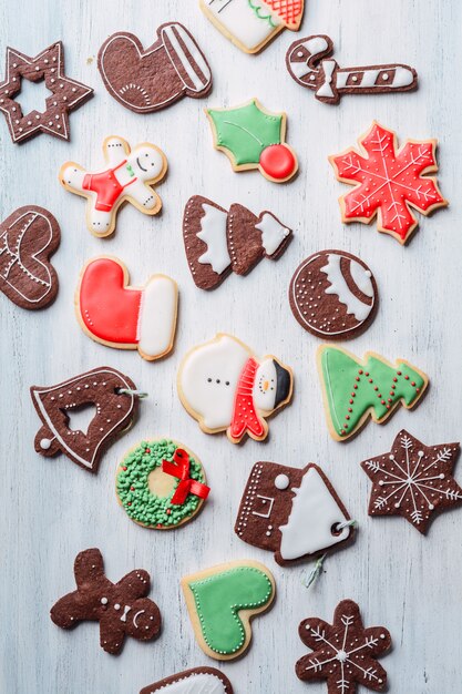 Bouchent la vue des biscuits de Noël colorés