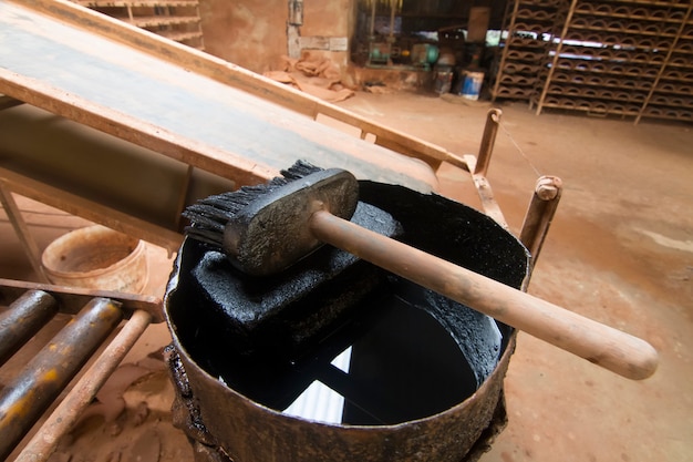 Bouchent la vue d&#39;une brosse grasse sale sur une usine.