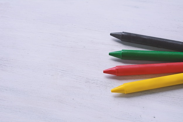 Bouchent la vue de crayons de cire colorés