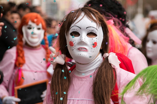 Bouchent la vue des femmes masquées dans un défilé de carnaval.