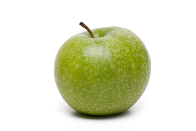 Bouchent la vue d&#39;une seule pomme verte isolée sur fond blanc.