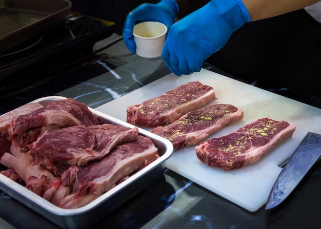 Boucher, Couper La Viande Crue Avec Un Couteau Dans La Cuisine