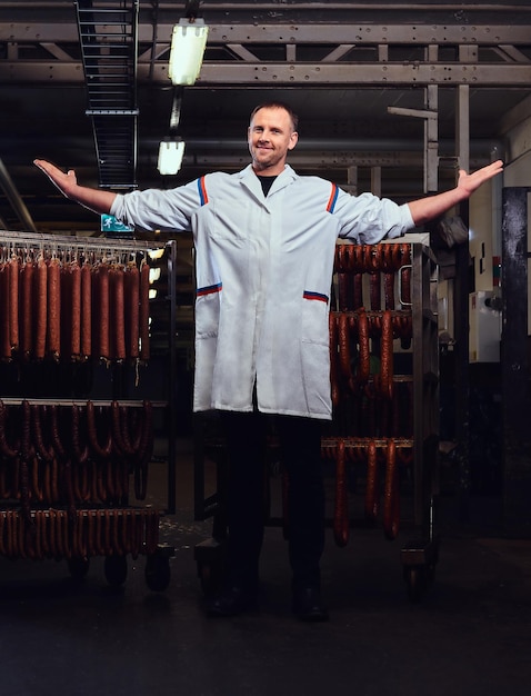 Boucher hospitalier debout avec les bras tendus dans la salle de stockage.