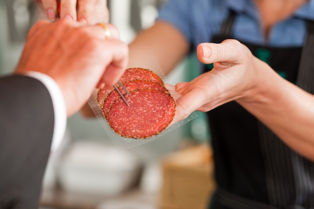 Boucher montrant des steaks de viande fraîche au client
