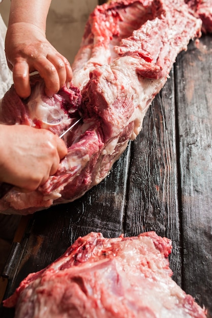 Boucherie de la viande crue au marché agricole