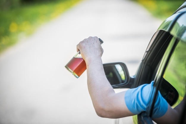 Bouchon de bouteille d'alcool et le concept de conduite en état d'ébriété une personne qui consomme de l'alcool au volant