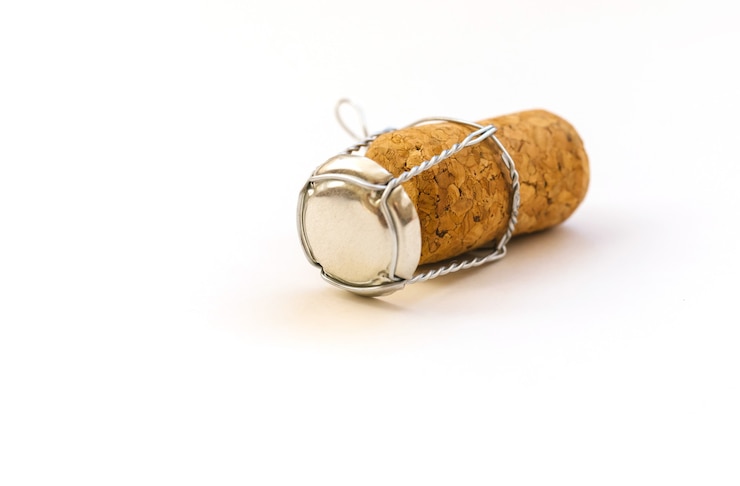 Photo bouchon de champagne sur fond blanc. le concept de célébration et de plaisir. contexte du nouvel an.