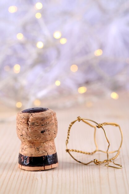 Bouchon de champagne sur fond de lumières de Noël