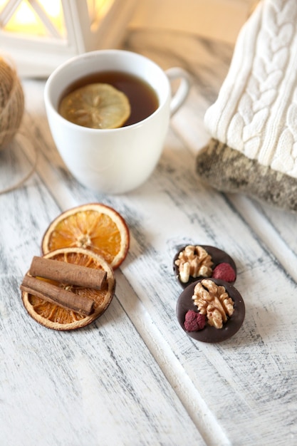 Bouchon de thé blanc au citron. Mélanger les noix, les fruits secs et le chocolat sur fond blanc