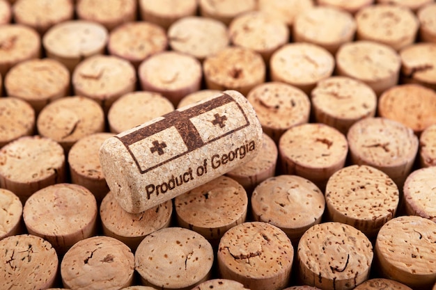 Bouchon de vin, estampage PRODUIT DE GÉORGIE. Bouchons de liège. Importation et exportation d'alcool de vin rouge géorgien.