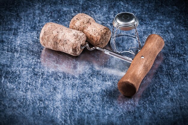 Bouchons de Champagne tire-bouchon en fil torsadé en métal sur fond métallique