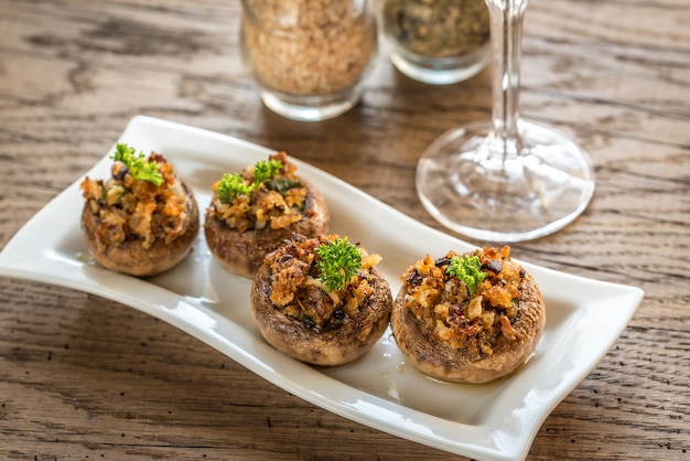 Bouchons De Champignons Farcis D'un Mélange De Fromage, Oignon Et Chapelure