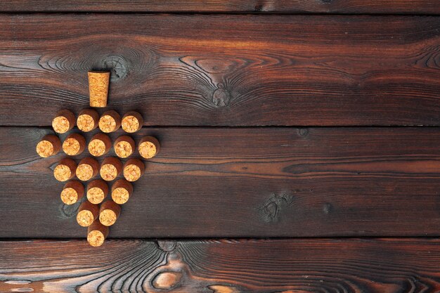 Bouchons de vin sur fond en bois