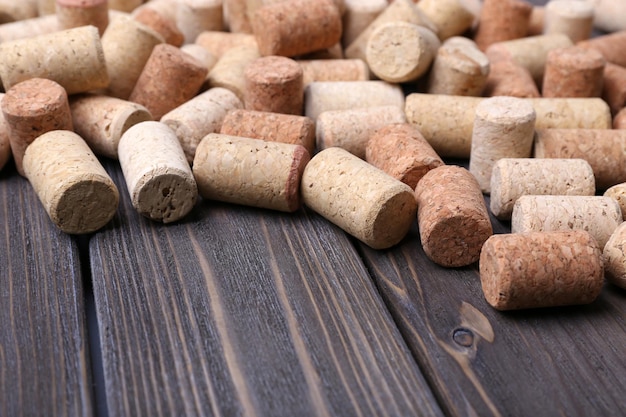 Bouchons de vin sur fond en bois