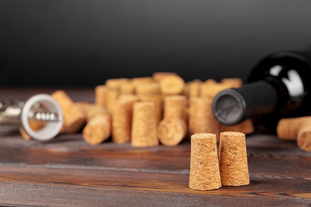 Bouchons à vin avec tire-bouchon sur table en bois