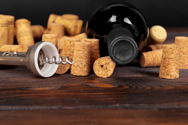 Bouchons à vin avec tire-bouchon sur table en bois