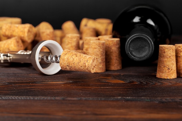 Bouchons à vin avec tire-bouchon sur table en bois