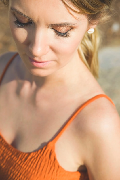 Photo boucle d'oreille coquille accessoire tendance minimaliste d'été. fille sur la mer.