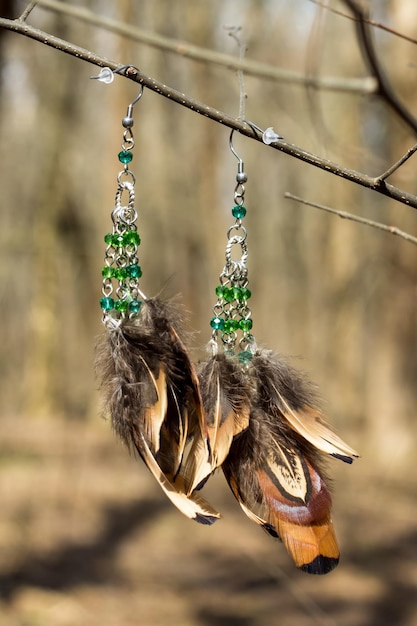 Boucles d'oreilles attrape-rêves fait main avec plumes et perles suspendues