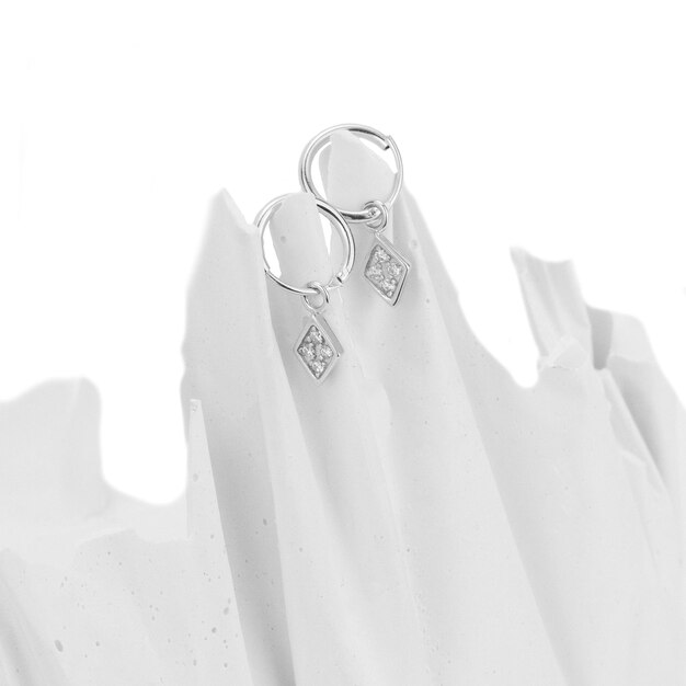 Boucles d'oreilles bijoux sur fond blanc isolé