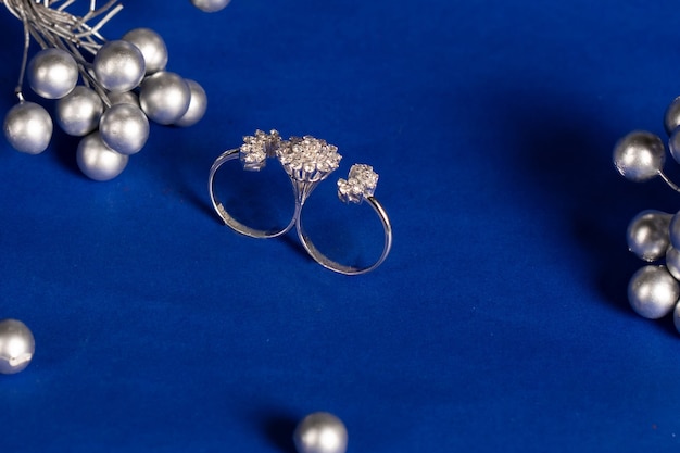 Boucles d'oreilles bijoux sur fond bleu