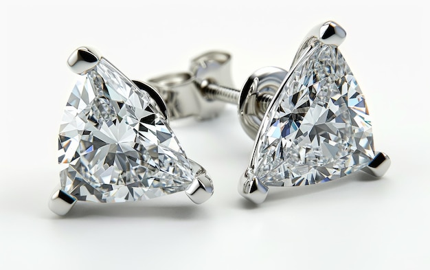 Des boucles d'oreilles contemporaines en diamant sur fond blanc