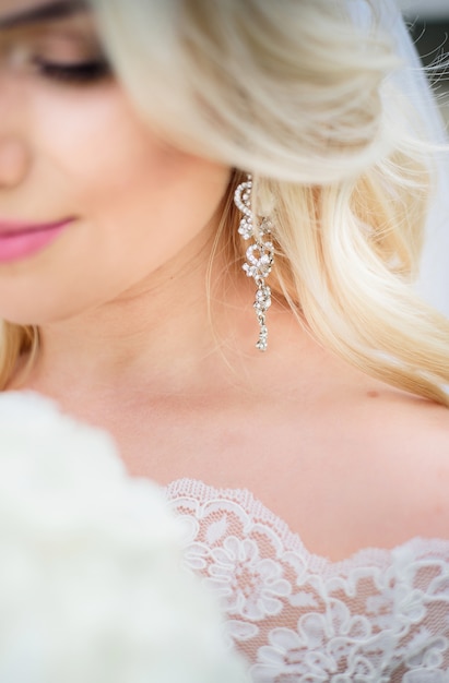 Boucles d&#39;oreilles en cristal pend de l&#39;oreille de la mariée