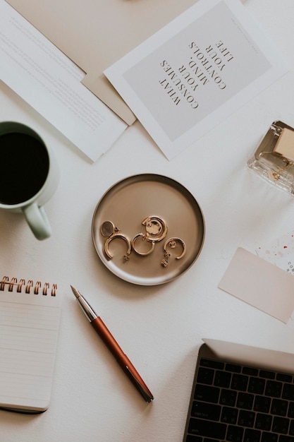 Boucles d'oreilles dans un plateau sur un bureau