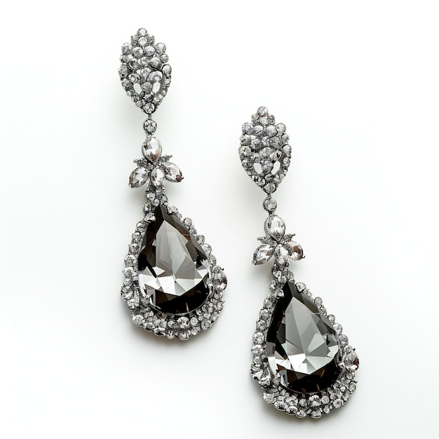 Des boucles d'oreilles en diamant sur fond blanc