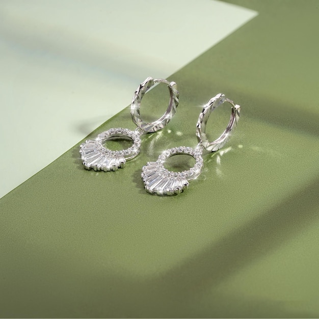 boucles d'oreilles en diamant sur fond vert