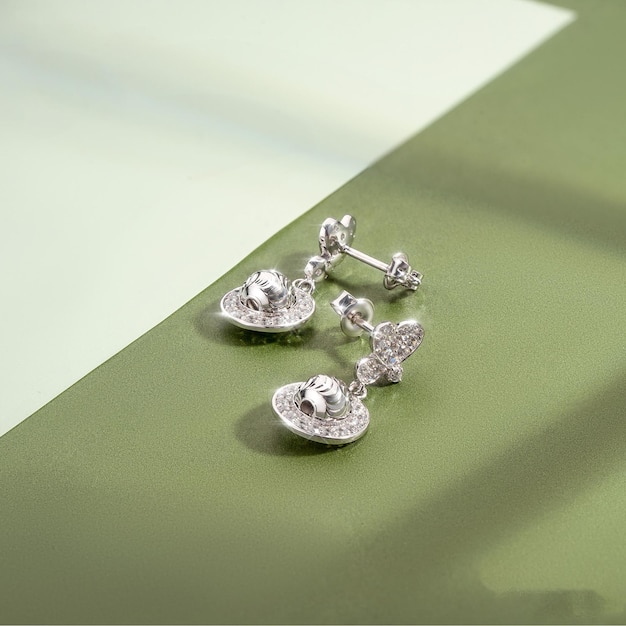 boucles d'oreilles en diamant sur fond vert