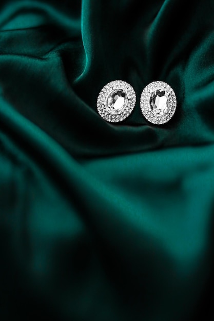 Boucles d'oreilles en diamant de luxe sur des bijoux glamour de vacances en soie vert émeraude foncé présents