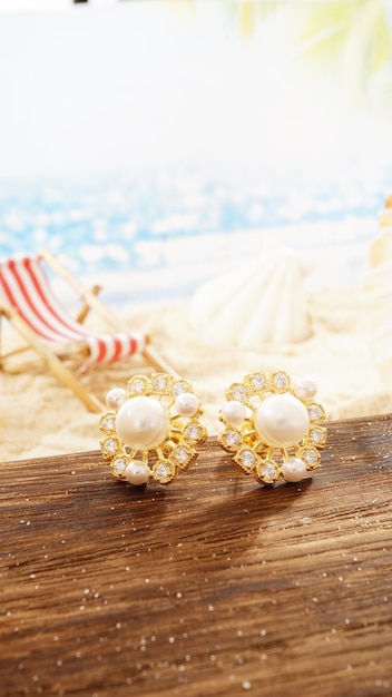 Boucles d'oreilles diamant or jaune isolé sur fond de plage