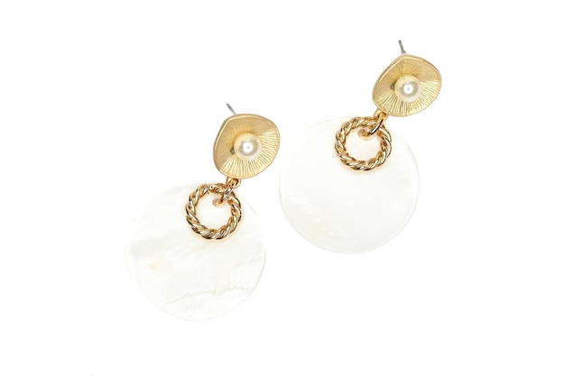 Boucles d'oreilles élégantes isolées sur blanc Accessoires de mode femme tendance avec nacre ronde Bijoux à la mode