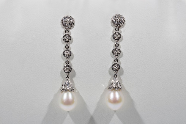 Boucles d'oreilles longues en or blanc perles et diamants