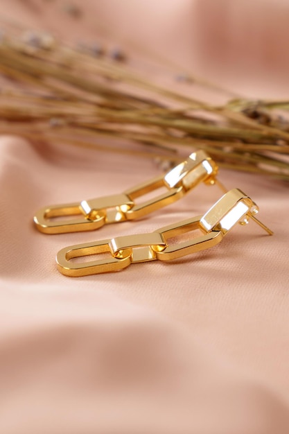 Des boucles d'oreilles en or décoration de gros plan bijoux féminins de luxe photo verticale