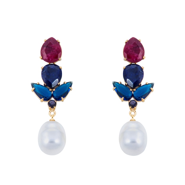 Boucles d'oreilles en or avec pierre précieuse isolé sur une surface blanche