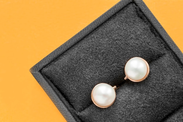 Boucles d'oreilles perles dans une boîte