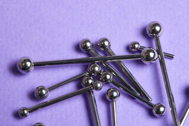 Boucles d'oreilles piercing gros plan sur fond violet