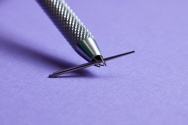 Boucles d'oreilles piercing gros plan sur fond violet