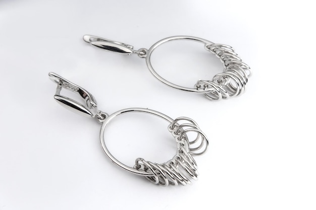 Boucles d'oreilles rondes en argent de luxe gros bijoux pour femmes isolées sur un tracé de détourage fond blanc inclus