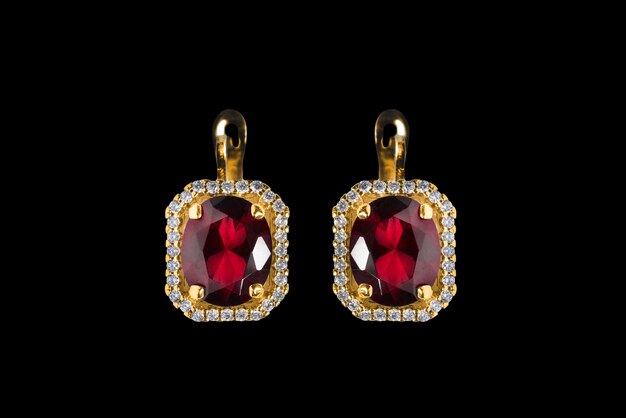 Boucles d'oreilles rubis sur fond noir