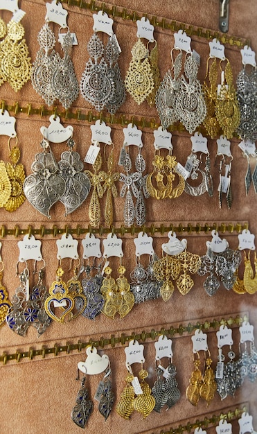 Boucles d'oreilles traditionnelles portugaises à vendre sur le marché local Bijouterie