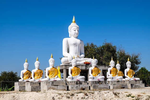 Bouddha blanc avec fond de ciel bleu montrent aux gens qui ont un fidèle