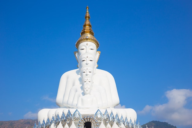 Bouddha blanc à Wat Pra That Pha Son Keaw Temple de khao kor, Petchaboon, Thaïlande.