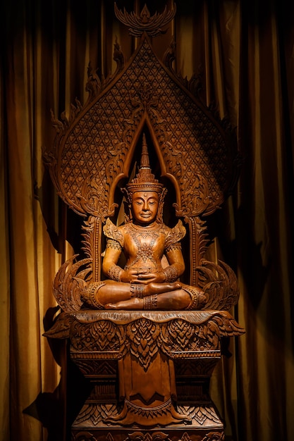 bouddha en bois sculpté