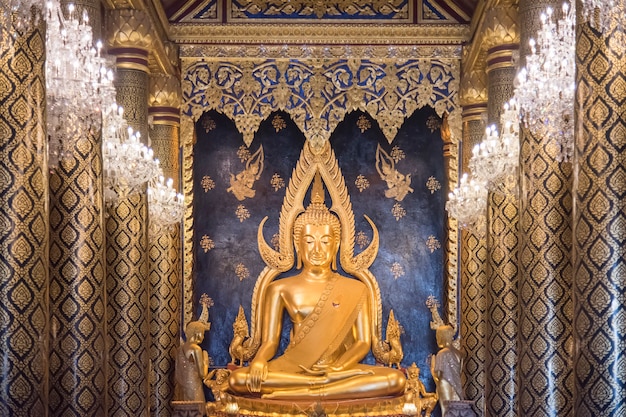 Bouddha Chinarat au Wat Phra Sri Mahathat Phitsanulok.Le temple est célèbre pour sa statue recouverte d'or du Bouddha, connue sous le nom de Phra Phuttha Chinnarat, l'une des plus belles statues de Bouddha de Thaïlande